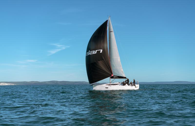 Book yachts online - sailboat - Elan E4 - LUNA - rent