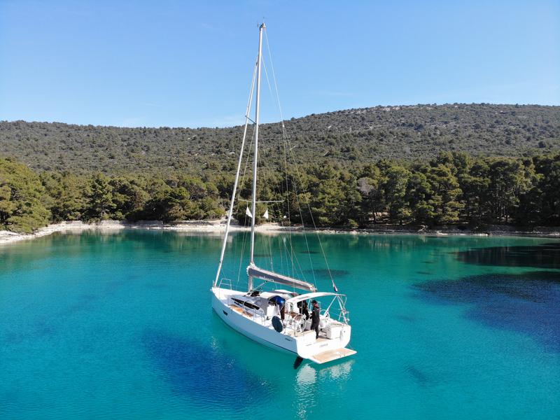 Book yachts online - sailboat - Elan E4 - LUNA - rent