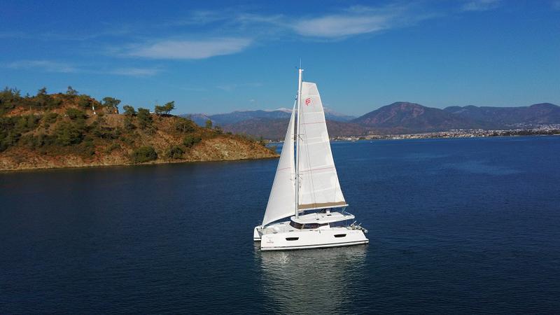 Book yachts online - catamaran - Astréa 42 - Reina - rent