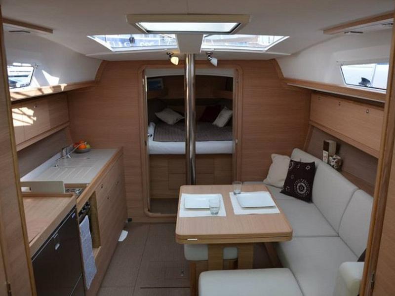 Book yachts online - sailboat - Dufour 382 GL - Calypso - rent