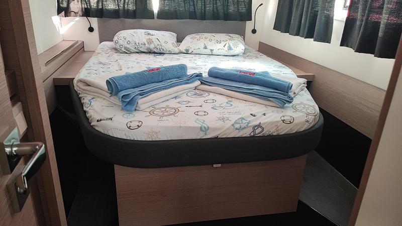 Book yachts online - catamaran - Isla 40 - Blue Orion - rent