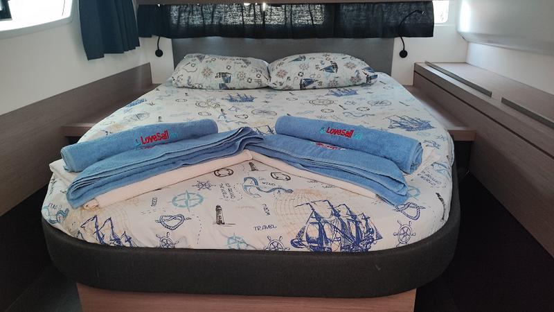 Book yachts online - catamaran - Isla 40 - Blue Orion - rent