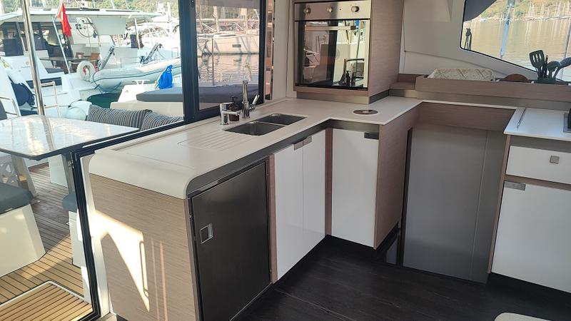 Book yachts online - catamaran - Elba 45 - Lalom - rent