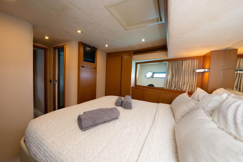 Book yachts online - motorboat - Ferretti 780 - Nineteen - rent