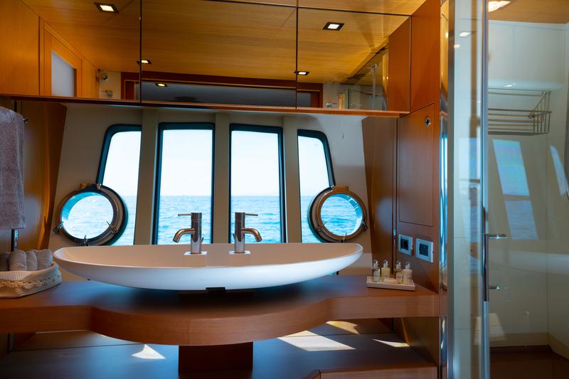 Book yachts online - motorboat - Ferretti 780 - Nineteen - rent