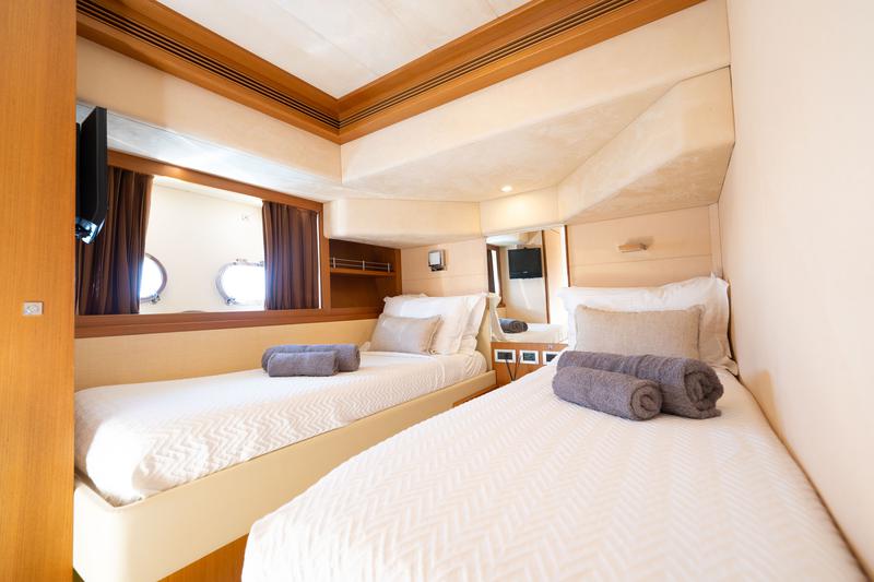 Book yachts online - motorboat - Ferretti 780 - Nineteen - rent