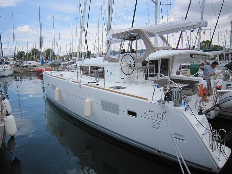 Book yachts online - catamaran - Lagoon 400 S2 - Emerald Seas - rent