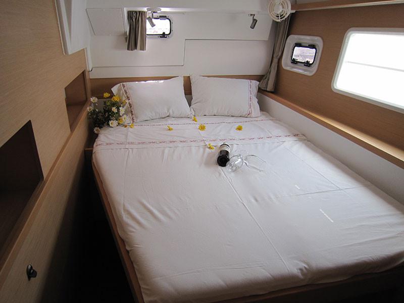 Book yachts online - catamaran - Lagoon 400 S2 - Emerald Seas - rent