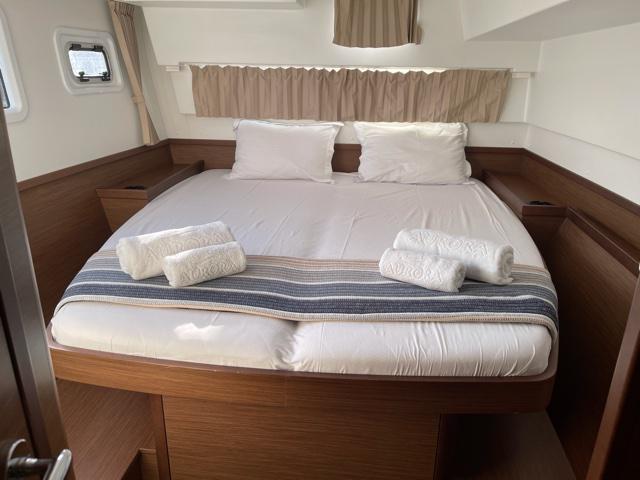 Book yachts online - catamaran - Lagoon 42 - Aurora - rent
