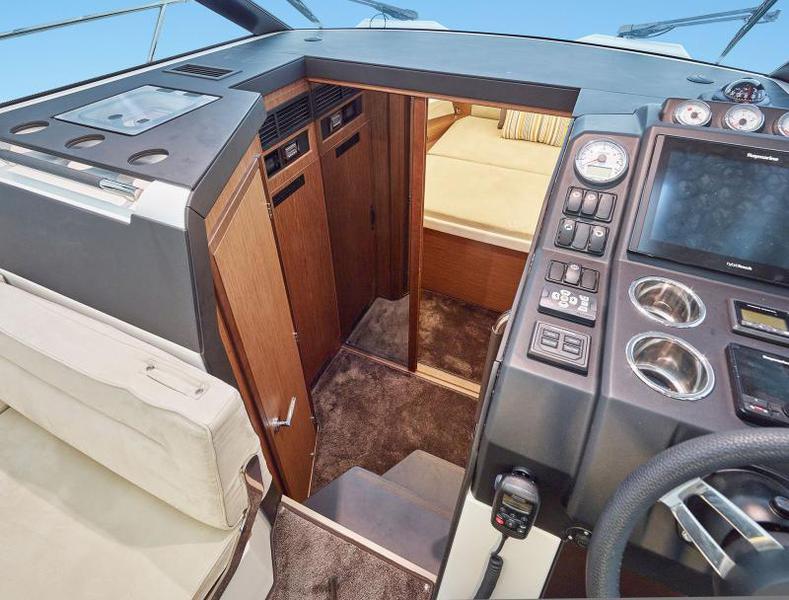 Book yachts online - motorboat - Jeanneau NC 33 - Sunny M - rent