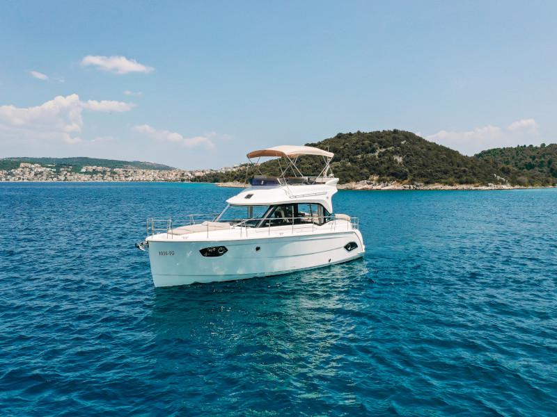 Book yachts online - motorboat - Bavaria E40 Fly - Ivona - rent