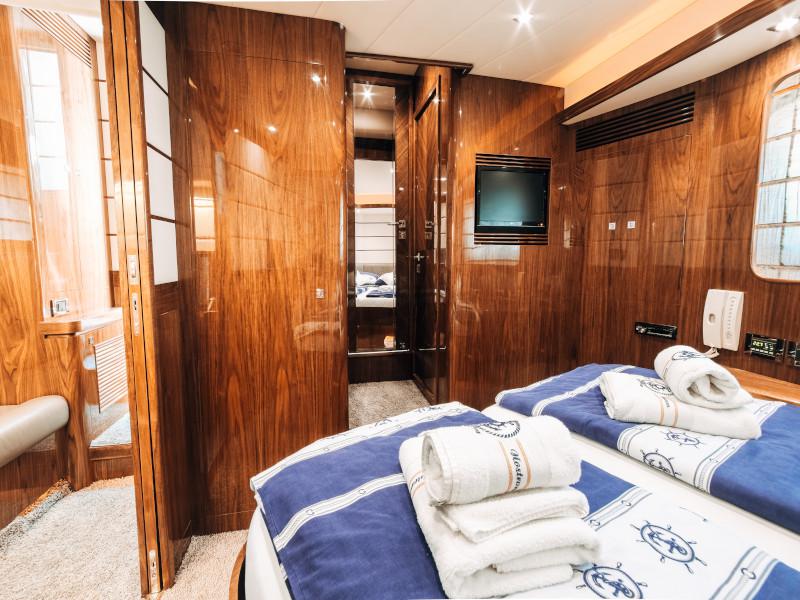 Book yachts online - motorboat - Elegance 60 Fly - Lifestyle 1 - rent
