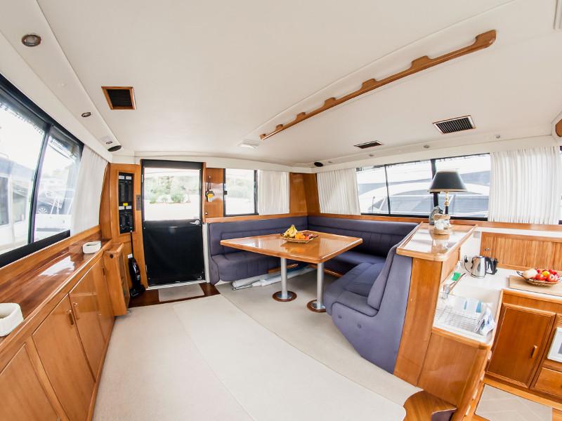Book yachts online - motorboat - Riviera 48 - Marina - rent