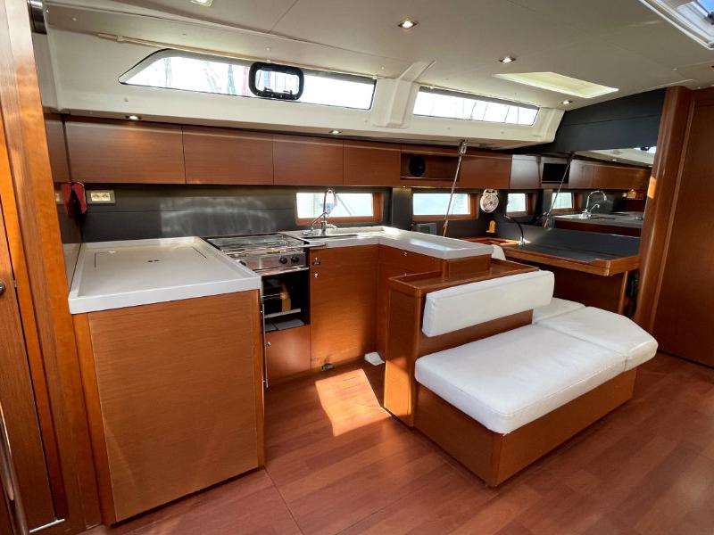 Book yachts online - sailboat - Oceanis 51.1 - Black Swan (A/C - Generator - 12 pax) - rent