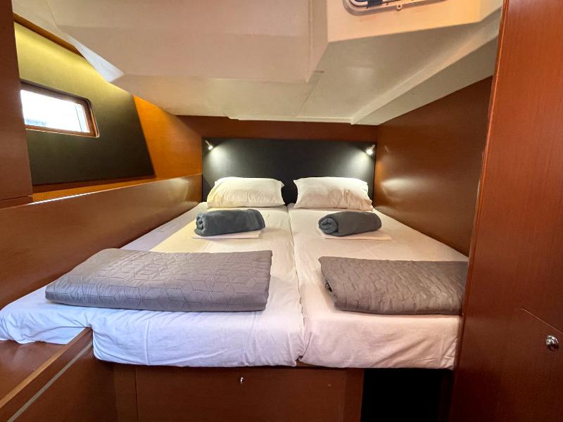 Book yachts online - sailboat - Oceanis 51.1 - Black Swan (A/C - Generator - 12 pax) - rent