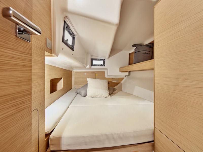 Book yachts online - sailboat - Elan E4 - Sky - rent