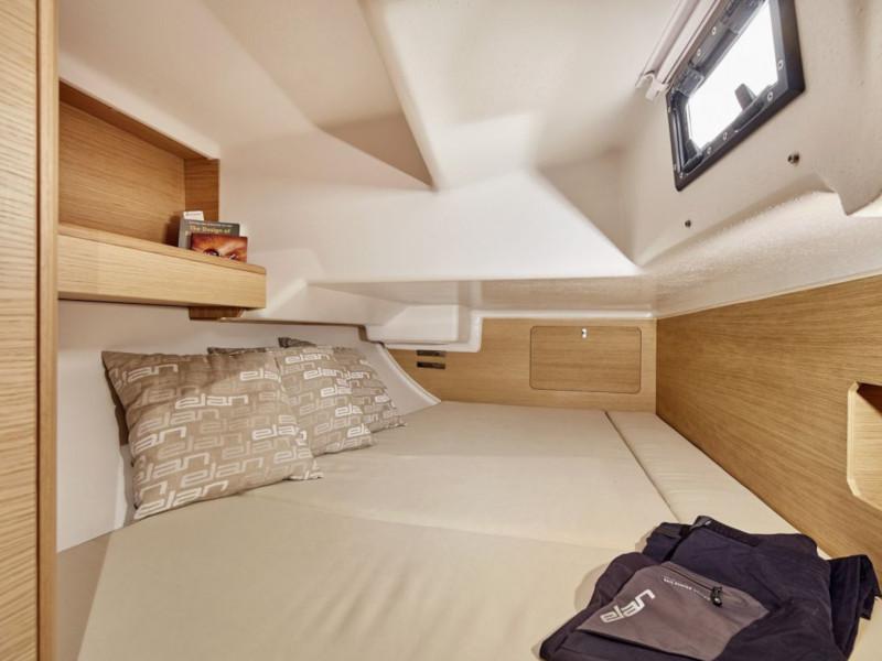 Book yachts online - sailboat - Elan E4 - Dolphin - rent