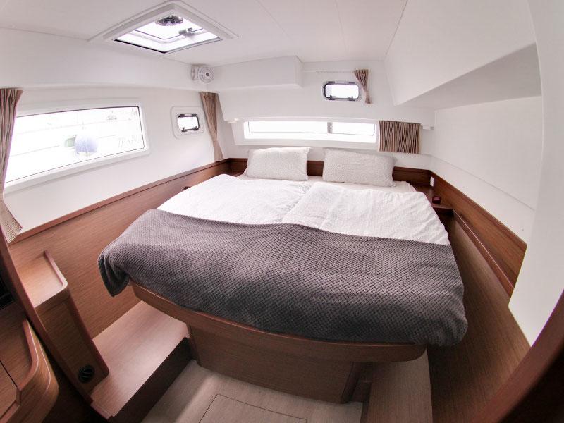 Book yachts online - catamaran - Lagoon 42 - 3 cab - Titus - rent