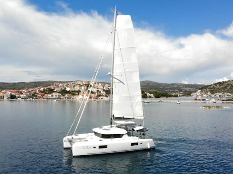 Book yachts online - catamaran - Lagoon 42 - 3 cab - Titus - rent