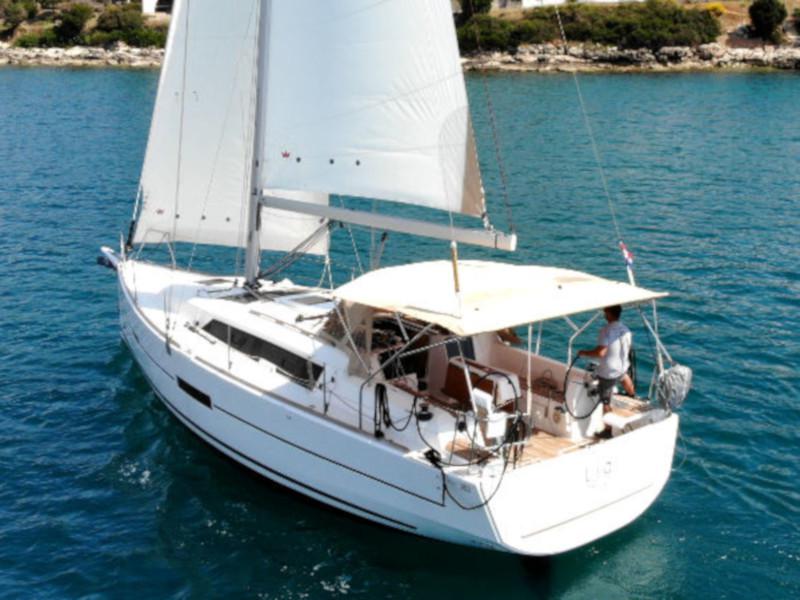 Book yachts online - sailboat - Dufour 382 Grand Large - 2 cab - Lia - rent