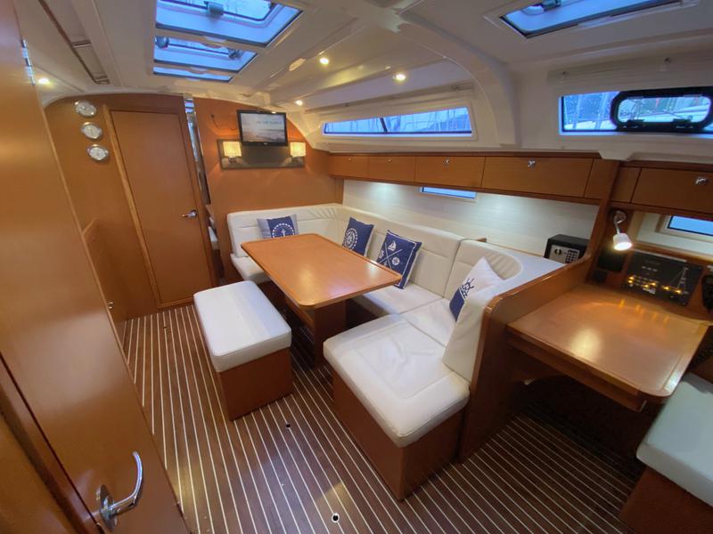 Book yachts online - sailboat - Bavaria Cruiser 41 - Raven - rent