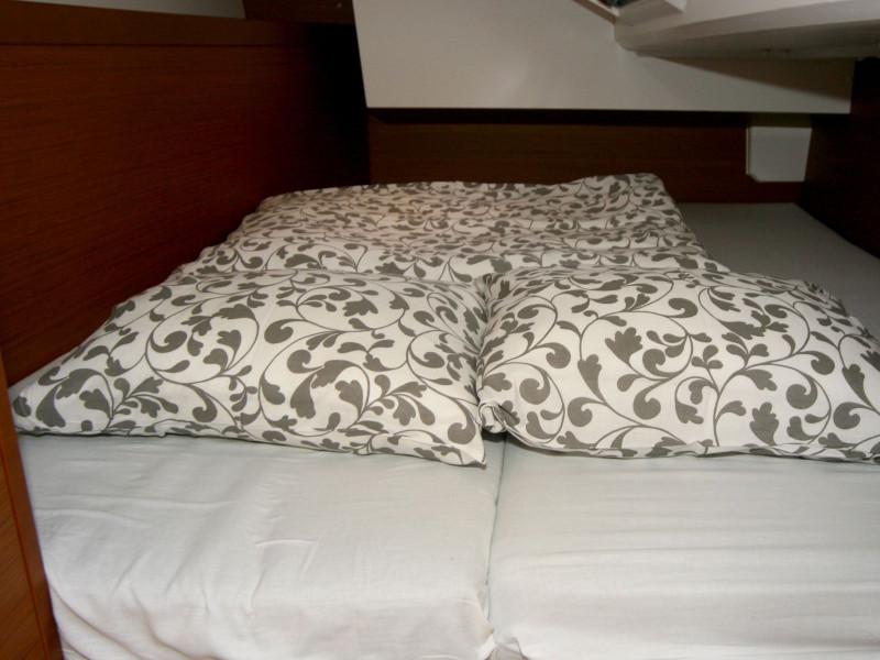 Book yachts online - sailboat - Sun Odyssey 349 - 2 Cab - Marie - rent