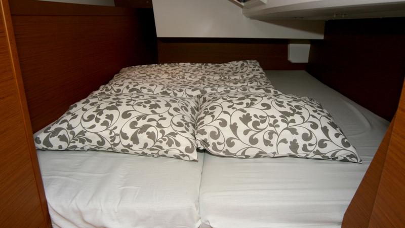 Book yachts online - sailboat - Sun Odyssey 349 - 2 Cab - Marie - rent