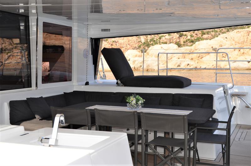 Book yachts online - catamaran - Lagoon 560 S2 - Taipan - rent