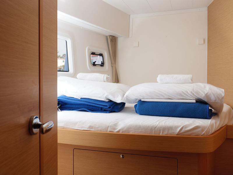Book yachts online - catamaran - Lagoon 42 - GALAPAGOS - rent