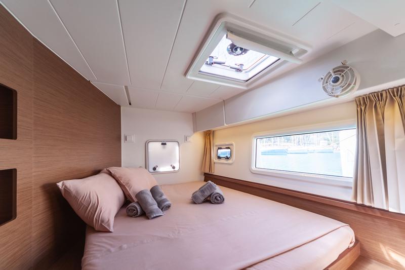 Book yachts online - catamaran - Lagoon 42 - SHARANDA - rent