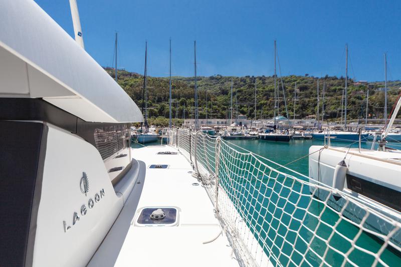 Book yachts online - catamaran - Lagoon 42 - SHARANDA - rent