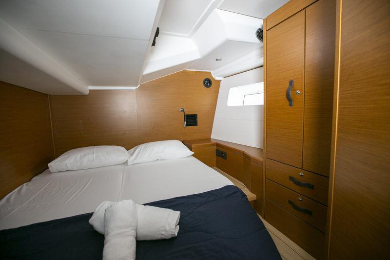 Book yachts online - sailboat - Jeanneau 54 - Jeanneau 54 | with GEN, A/C, inverter, solar panels, bow thruster - rent