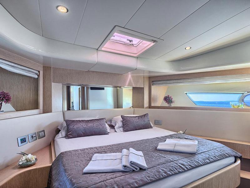 Book yachts online - motorboat - Ferretti 620 - Kimon - rent