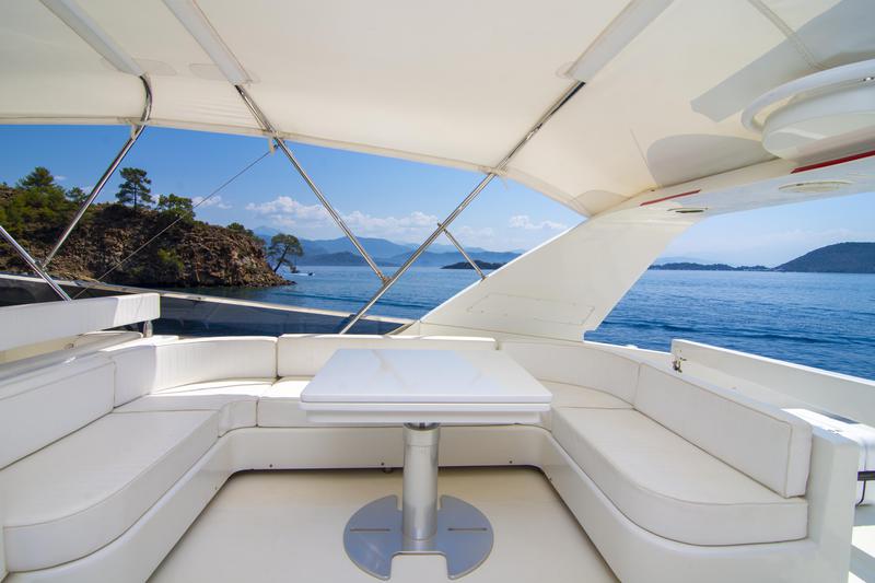 Book yachts online - motorboat - San Lorenzo 72 - Barbarossa Moratti - rent