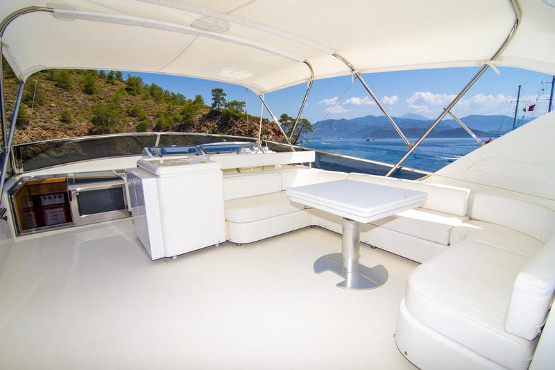 Book yachts online - motorboat - San Lorenzo 72 - Barbarossa Moratti - rent