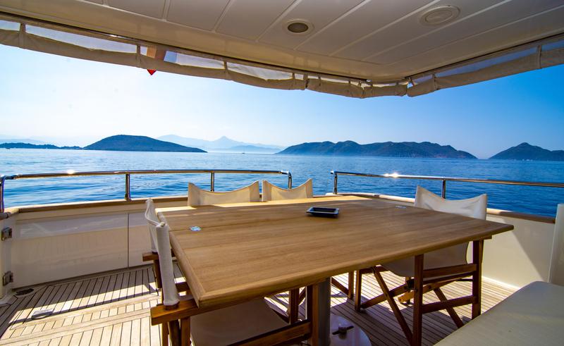 Book yachts online - motorboat - San Lorenzo 72 - Barbarossa Moratti - rent