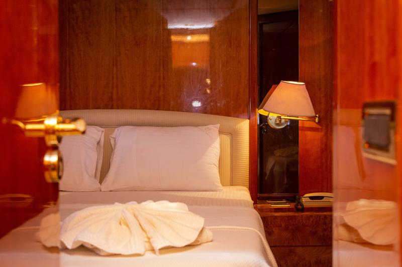 Book yachts online - motorboat - San Lorenzo 72 - Barbarossa Moratti - rent