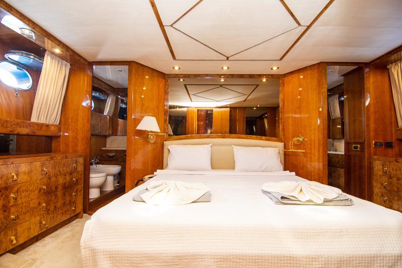 Book yachts online - motorboat - San Lorenzo 72 - Barbarossa Moratti - rent