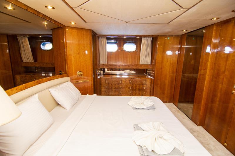 Book yachts online - motorboat - San Lorenzo 72 - Barbarossa Moratti - rent