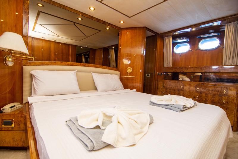 Book yachts online - motorboat - San Lorenzo 72 - Barbarossa Moratti - rent