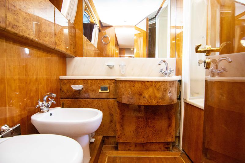 Book yachts online - motorboat - San Lorenzo 72 - Barbarossa Moratti - rent