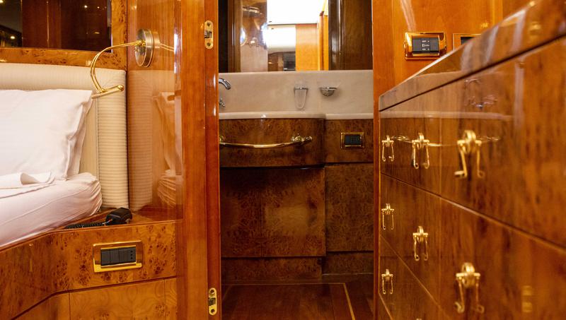 Book yachts online - motorboat - San Lorenzo 72 - Barbarossa Moratti - rent