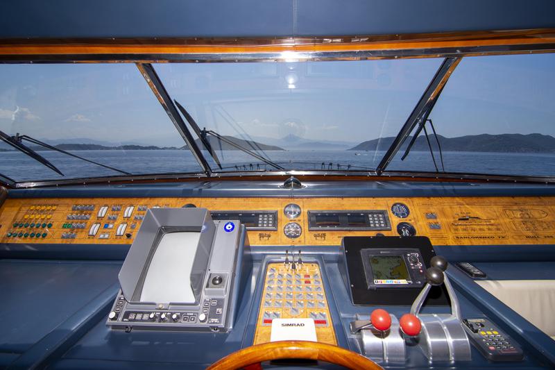 Book yachts online - motorboat - San Lorenzo 72 - Barbarossa Moratti - rent