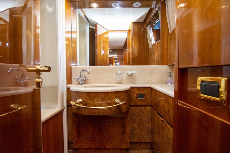 Book yachts online - motorboat - San Lorenzo 72 - Barbarossa Moratti - rent