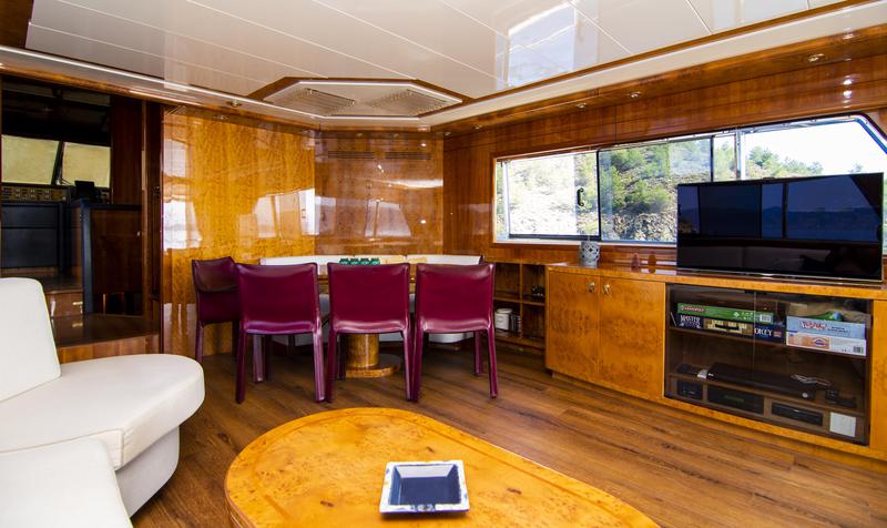Book yachts online - motorboat - San Lorenzo 72 - Barbarossa Moratti - rent