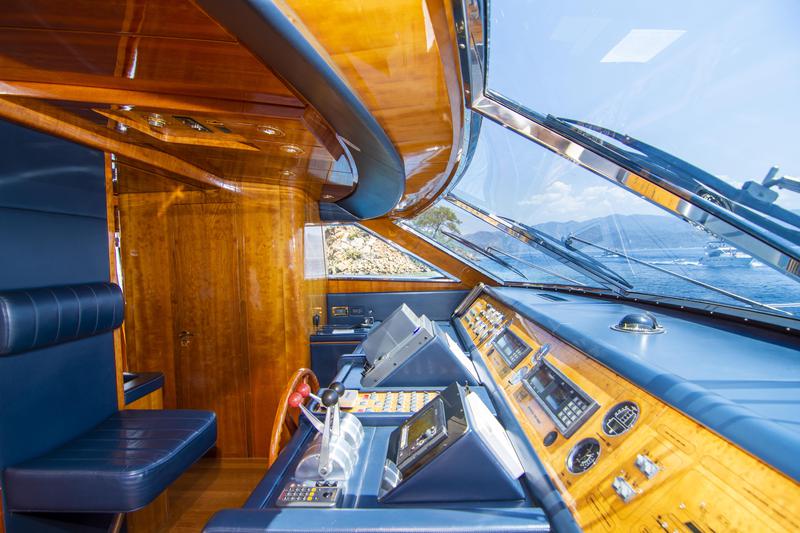 Book yachts online - motorboat - San Lorenzo 72 - Barbarossa Moratti - rent