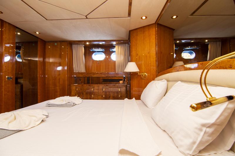 Book yachts online - motorboat - San Lorenzo 72 - Barbarossa Moratti - rent