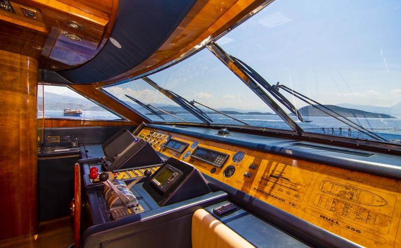 Book yachts online - motorboat - San Lorenzo 72 - Barbarossa Moratti - rent