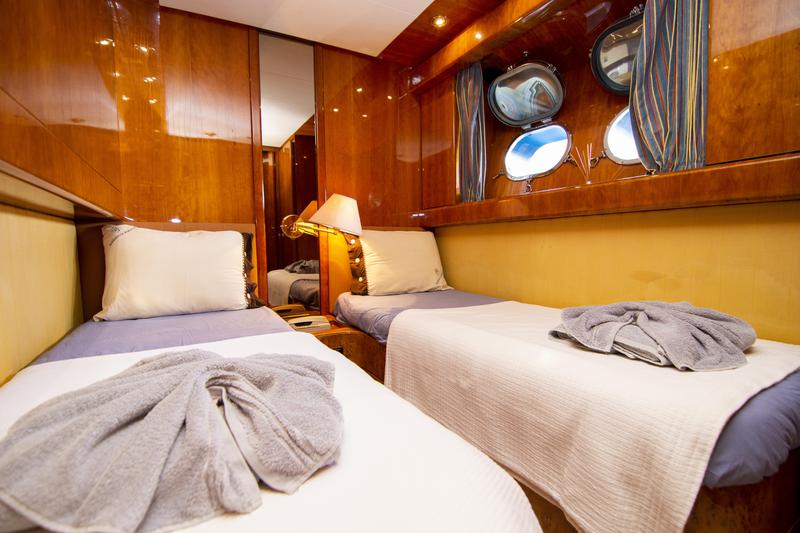 Book yachts online - motorboat - San Lorenzo 72 - Barbarossa Moratti - rent