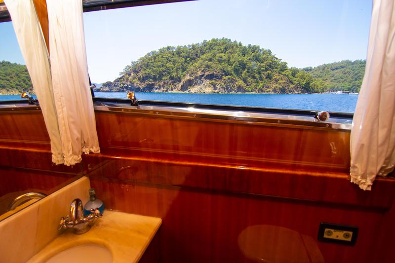 Book yachts online - motorboat - San Lorenzo 72 - Barbarossa Moratti - rent